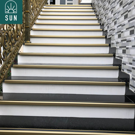 nep-cau-thang-chong-tron-truot