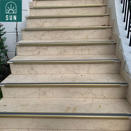 nep-cau-thang-chong-truot